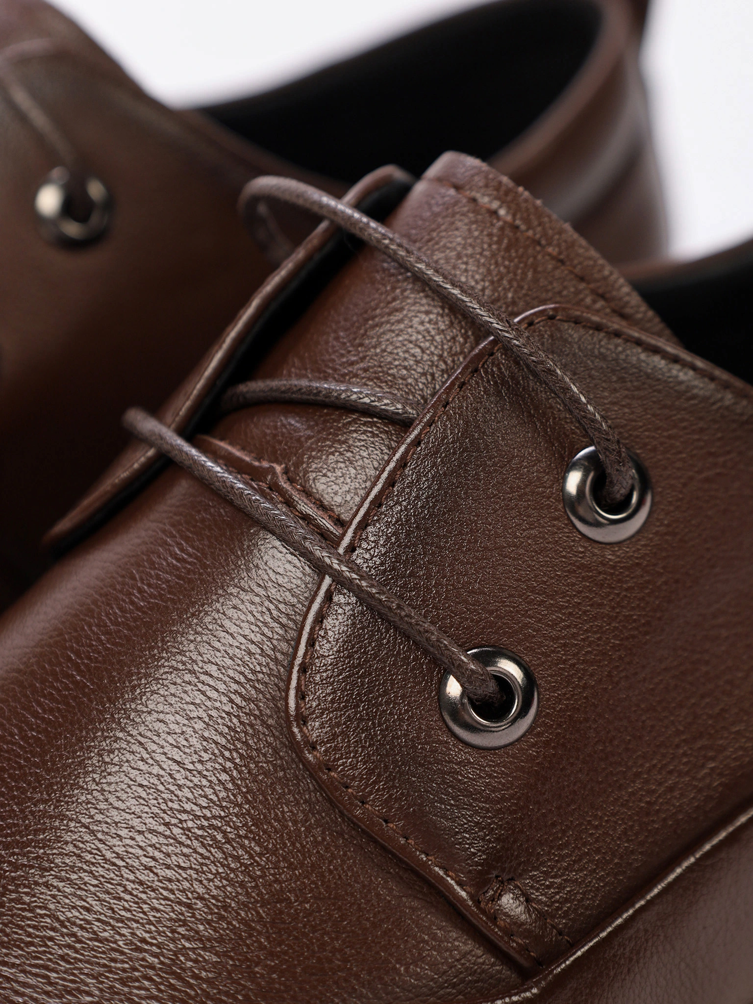 Туфли коричневого цвета со шнуровкой